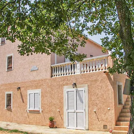 Stunning In W/ Outdoor Swimming Pool, Wifi And 2 Bedrooms
